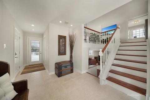 1530 Ashley Rd, Hoffman Estates, IL 60169 photo 2