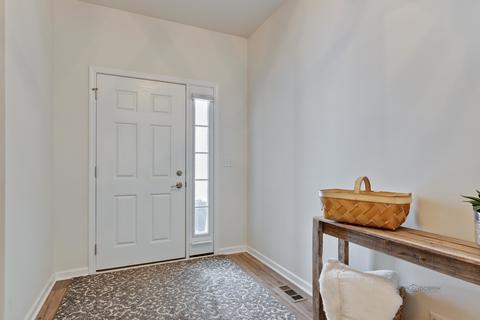 1784 Prospect Dr, Hoffman Estates, IL 60192 photo 4