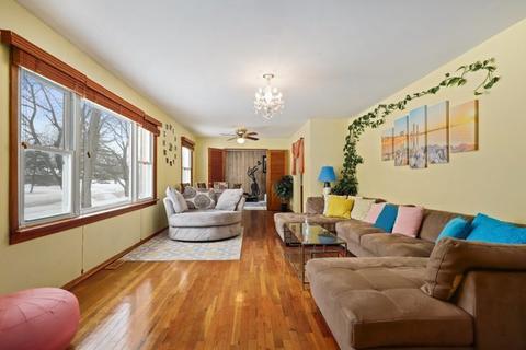 330 Kingman Ln, Hoffman Estates, IL 60169 photo 3