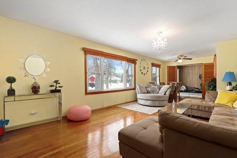330 Kingman Ln, Hoffman Estates, IL 60169 photo 4