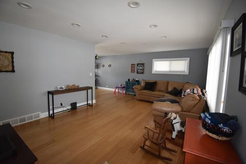 1048 Clark Ln, Des Plaines, IL 60016 photo 2
