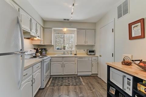 255 Windsor Ln #D, Willowbrook, IL 60527 photo 6