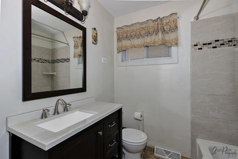 725 Bent St, Elgin, IL 60120 photo 9