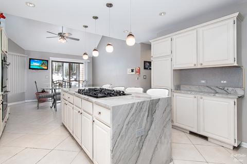 1112 Gulf Keys Rd, Elgin, IL 60120 photo 2