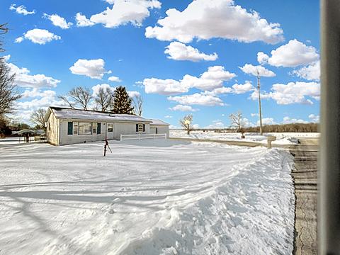 2009 Kenneth Dr, Freeport, IL 61032 photo 2