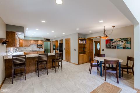 6529 Bentley Ave, Willowbrook, IL 60527 photo 9
