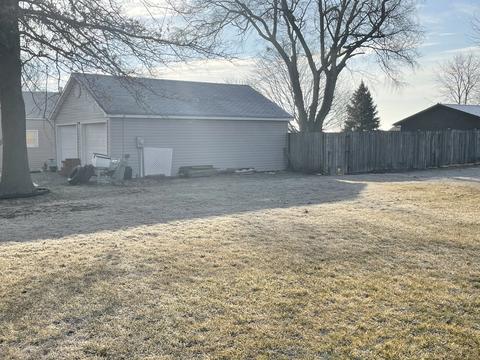 202 E 3rd St, Hume, IL 61932 photo 2