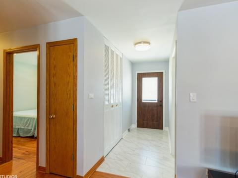 810 Concord Ln, Hoffman Estates, IL 60192 photo 3