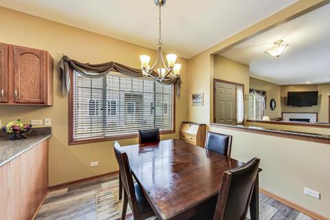 1317 Dancing Bear Ln, Elgin, IL 60120 photo 6