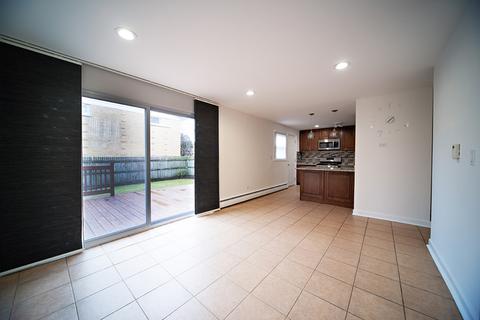 8844 Robin Dr, Des Plaines, IL 60016 photo 13