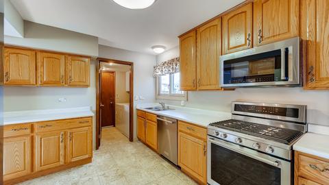 1390 Gloucester Ct, Hoffman Estates, IL 60192 photo 9