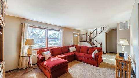 1390 Gloucester Ct, Hoffman Estates, IL 60192 photo 2