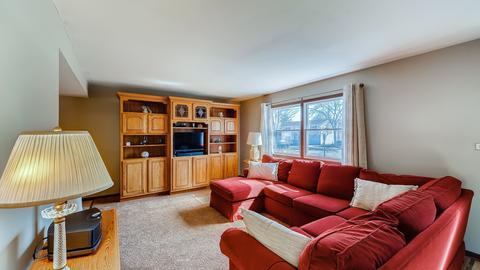 1390 Gloucester Ct, Hoffman Estates, IL 60192 photo 4