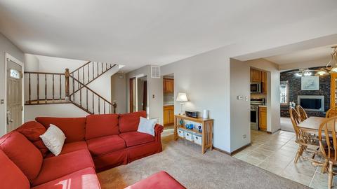 1390 Gloucester Ct, Hoffman Estates, IL 60192 photo 3
