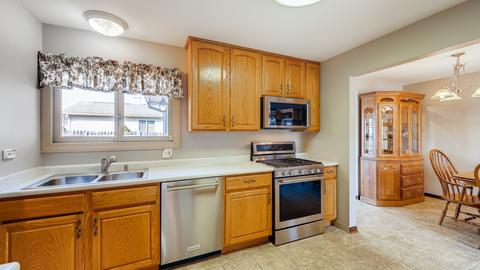 1390 Gloucester Ct, Hoffman Estates, IL 60192 photo 11