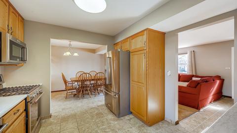 1390 Gloucester Ct, Hoffman Estates, IL 60192 photo 10