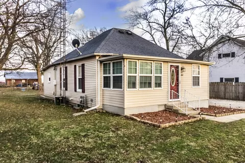 403 N Walnut St, Arrowsmith, IL 61722 photo 2