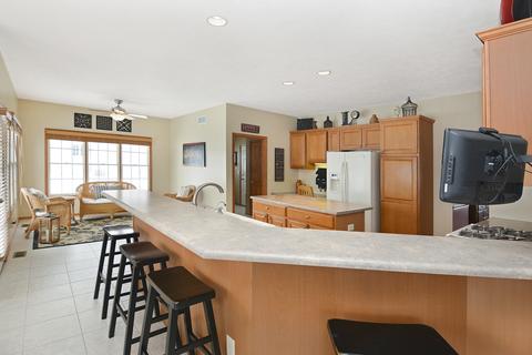 108 Marsh Hawk Dr, Le Roy, IL 61752 photo 2