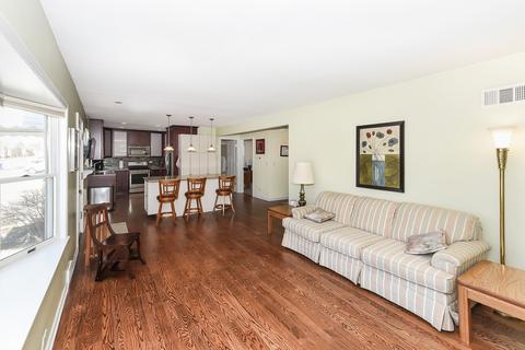 887 S Wolf Rd, Des Plaines, IL 60016 photo 4