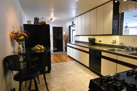 420 Illinois Blvd, Hoffman Estates, IL 60169 photo 3