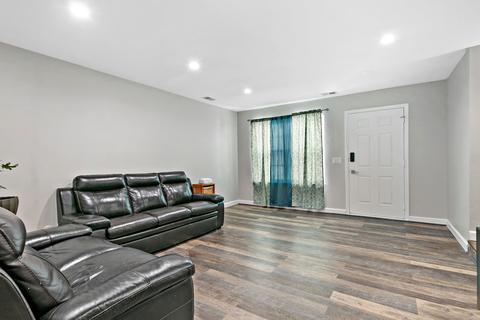 55 Pine Cir, Cary, IL 60013 photo 4
