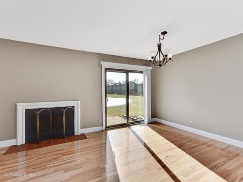 1230 Folkstone Ct, Wheaton, IL 60189 photo 2