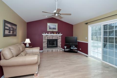 700 Southwick Dr, Algonquin, IL 60102 photo 2