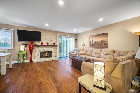 888 Heatherbrook Ct, Wheaton, IL 60189 photo 3