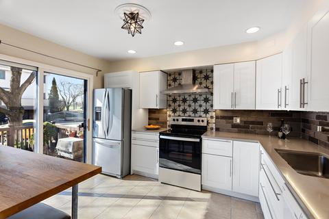 1007 Spring Hill Dr, Northbrook, IL 60062 photo 2