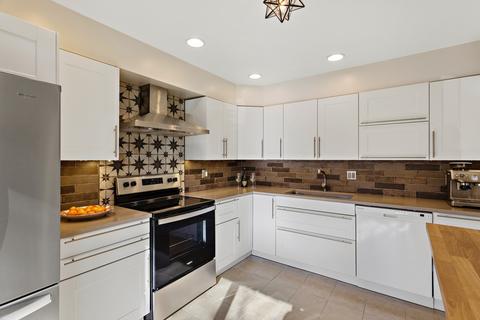 1007 Spring Hill Dr, Northbrook, IL 60062 photo 3