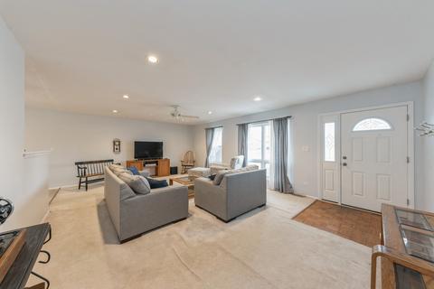 1121 Palm Dr, Wheeling, IL 60090 photo 3