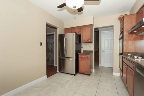 329 Bennett Ln, Des Plaines, IL 60016 photo 8