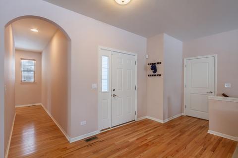 3493 Gallant Fox Dr, Elgin, IL 60124 photo 2