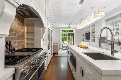 61 Elm St, Chicago, IL 60611 photo 8