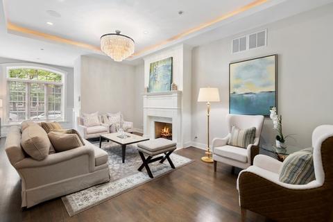 61 Elm St, Chicago, IL 60611 photo 2