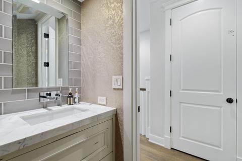 61 Elm St, Chicago, IL 60611 photo 16