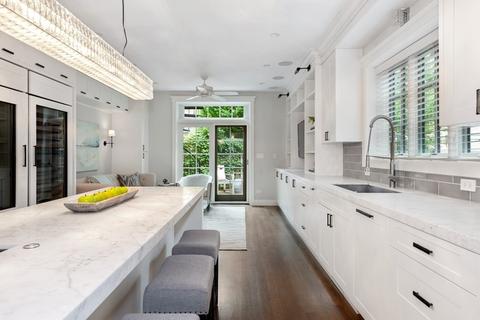 61 Elm St, Chicago, IL 60611 photo 9