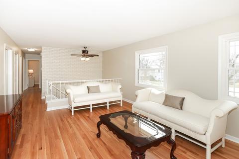 1225 Hassell Cir, Hoffman Estates, IL 60169 photo 2