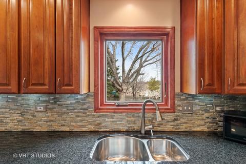 2834 Colonial Dr, Elgin, IL 60123 photo 9