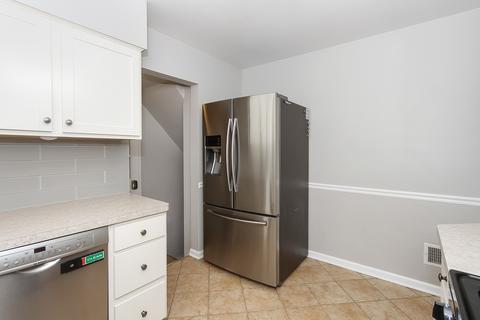 561 Rose Ave, Des Plaines, IL 60016 photo 9