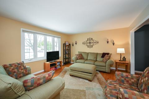 1280 Kent Ct, Wheaton, IL 60189 photo 4