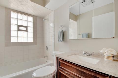 30 Des Plaines Ln, Hoffman Estates, IL 60169 photo 8