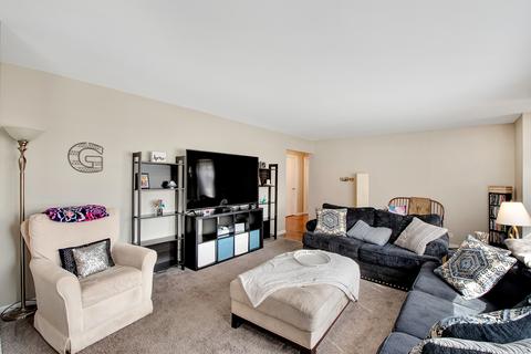 30 Des Plaines Ln, Hoffman Estates, IL 60169 photo 4