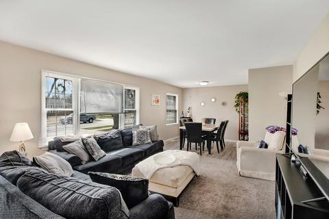 30 Des Plaines Ln, Hoffman Estates, IL 60169 photo 2