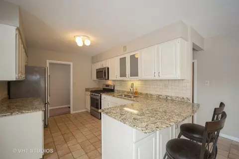 865 Madelyn Dr, Des Plaines, IL 60016 photo 4