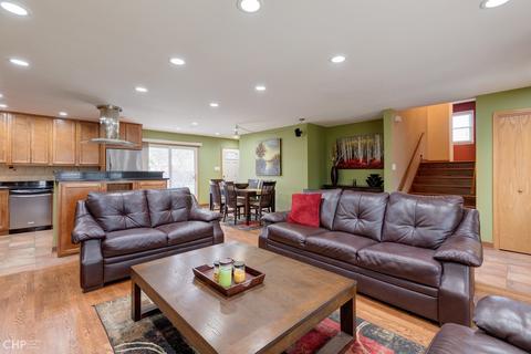 1742 E Corktree Ln, Mount Prospect, IL 60056 photo 2
