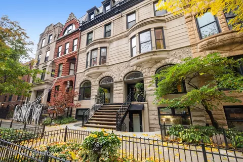 78 Elm St #1, Chicago, IL 60611 photo 1