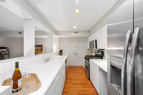 78 Elm St #1, Chicago, IL 60611 photo 5