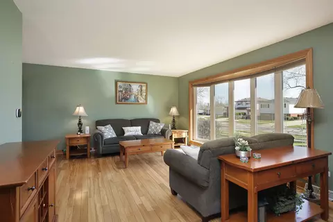 680 Manor Ct, Des Plaines, IL 60016 photo 2
