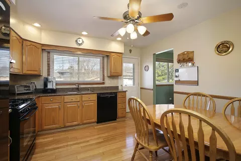680 Manor Ct, Des Plaines, IL 60016 photo 4